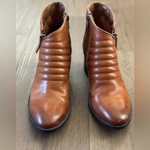 Clarks Narrative Collection Bootie Size 9 1/2.